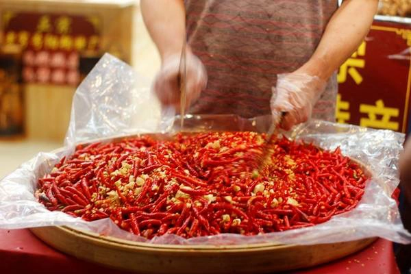 Tương ớt Quế Lâm nổi tiếng khắp vùng. Dọc phố Tây, ta bắt gặp những cửa hàng bán đặc sản kèm biểu diễn để du khách được xem quy trình chế biến. Tương ớt Quế Lâm nổi tiếng khắp vùng. Dọc phố Tây, ta bắt gặp những cửa hàng bán đặc sản kèm biểu diễn để du khách được xem quy trình chế biến.