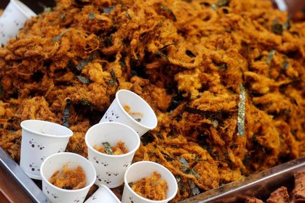Một quán bày bán ruốc và thịt lợn khô đông nghẹt khách vì vị ngon rất đặc biệt của món ăn này. Một quán bày bán ruốc và thịt lợn khô đông nghẹt khách vì vị ngon rất đặc biệt của món ăn này.