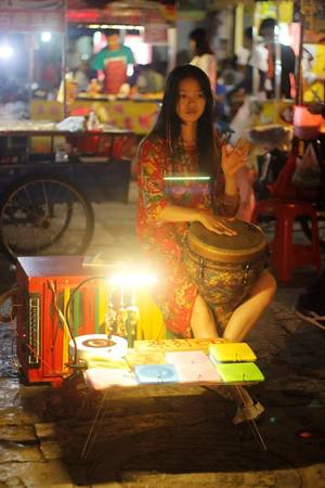 Dường như mỗi con người ở khu phố này đều là một nghệ sĩ. Trong ảnh là cô chủ quán bán đĩa đang biểu diễn vỗ trống theo tiếng nhạc say sưa như quên hết mọi thứ xung quanh. Dường như mỗi con người ở khu phố này đều là một nghệ sĩ. Trong ảnh là cô chủ quán bán đĩa đang biểu diễn vỗ trống theo tiếng nhạc say sưa như quên hết mọi thứ xung quanh.