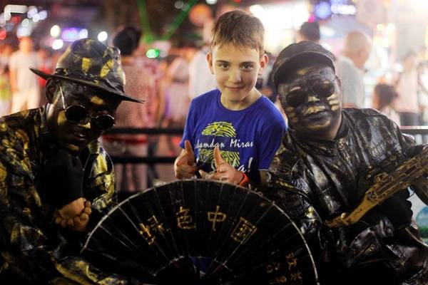 Không chỉ trẻ con mà người lớn cũng thích mê những màn cosplay như thế này. Không chỉ trẻ con mà người lớn cũng thích mê những màn cosplay như thế này.
