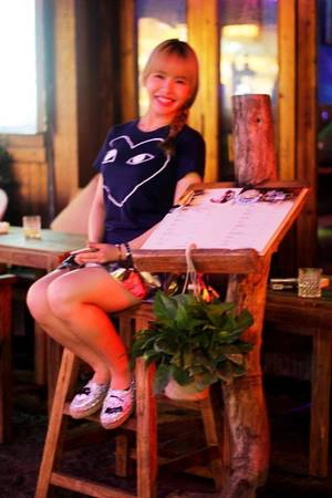 Cô gái dễ thương này tên là Yoyo của quán cà phê Tầm. Trên con phố nhỏ thưa thớt người hơn, cô luôn dành tặng những người qua đường nụ cười ngọt ngào dù họ có vào quán của cô hay không. Khi phát hiện ống kính đang hướng về phía mình, cô nở nụ cười rạng rỡ. Cô gái dễ thương này tên là Yoyo của quán cà phê Tầm. Trên con phố nhỏ thưa thớt người hơn, cô luôn dành tặng những người qua đường nụ cười ngọt ngào dù họ có vào quán của cô hay không. Khi phát hiện ống kính đang hướng về phía mình, cô nở nụ cười rạng rỡ.