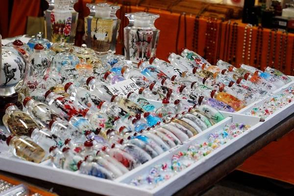 Tị yên hồ thực sự là một môn nghệ thuật đòi hỏi sự kiên trì và khéo léo. Người nghệ nhân phải dùng một chiếc bút dài đưa vào miệng lọ nhỏ xíu để vẽ cả một bức tranh tỉ mỉ trên thành lọ. Tị yên hồ thực sự là một môn nghệ thuật đòi hỏi sự kiên trì và khéo léo. Người nghệ nhân phải dùng một chiếc bút dài đưa vào miệng lọ nhỏ xíu để vẽ cả một bức tranh tỉ mỉ trên thành lọ.