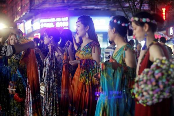 Những thiếu nữ Dương Sóc mặc chính những chiếc váy mình bán để du khách có thể cảm nhận được vẻ đẹp của chiếc váy và… người bán. Những thiếu nữ Dương Sóc mặc chính những chiếc váy mình bán để du khách có thể cảm nhận được vẻ đẹp của chiếc váy và… người bán.