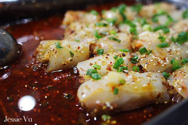 Đồ ăn ở đây rất nhiều dầu mỡ. Đồ ăn ở đây rất nhiều dầu mỡ.