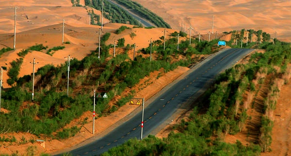 Sa mạc Gurbantunggut: Với diện tích 48.800 km2, sa mạc Gurbantunggut thuộc khu tự trị Tân Cương là sa mạc lớn thứ 2 ở Trung Quốc. Các đồi cát trên sa mạc này cao 300 – 600 m so với mực nước biển nên khiến cho khung cảnh nơi đây trông vô cùng hùng vĩ. Ảnh: Chinadaily Sa mạc Gurbantunggut: Với diện tích 48.800 km2, sa mạc Gurbantunggut thuộc khu tự trị Tân Cương là sa mạc lớn thứ 2 ở Trung Quốc. Các đồi cát trên sa mạc này cao 300 – 600 m so với mực nước biển nên khiến cho khung cảnh nơi đây trông vô cùng hùng vĩ. Ảnh: Chinadaily