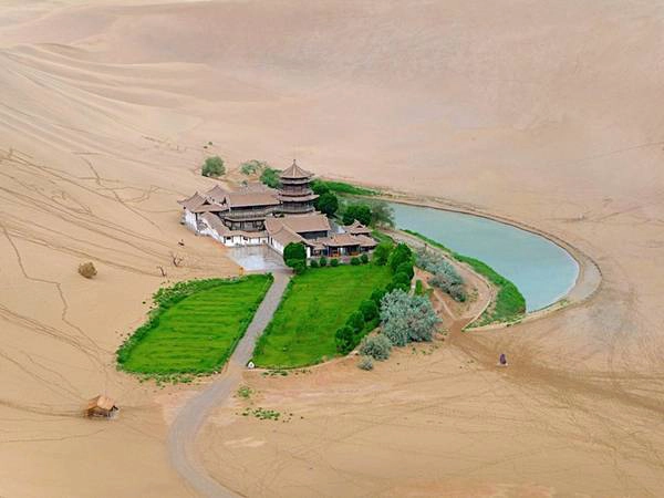 Sa mạc Gobi: Những đụn cát cao ngút, những trận bão sa mạc và nạn thổ phỉ kinh hoàng trong truyền thuyết đã khiến sa mạc Gobi thuộc địa phận của Trung Quốc và Mông Cổ nổi tiếng là một trong các vùng đất “khó sống” nhất trên hành tinh. Tuy vậy, với sự xuất hiện của hồ Bán Nguyệt giữa sa mạc Gobi đã khiến nơi đây trở thành một trong những ốc đảo tuyệt vời nhất trên trái đất. Ảnh: Amusingplanet Sa mạc Gobi: Những đụn cát cao ngút, những trận bão sa mạc và nạn thổ phỉ kinh hoàng trong truyền thuyết đã khiến sa mạc Gobi thuộc địa phận của Trung Quốc và Mông Cổ nổi tiếng là một trong các vùng đất “khó sống” nhất trên hành tinh. Tuy vậy, với sự xuất hiện của hồ Bán Nguyệt giữa sa mạc Gobi đã khiến nơi đây trở thành một trong những ốc đảo tuyệt vời nhất trên trái đất. Ảnh: Amusingplanet