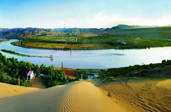 Sa mạc Shapotou: Sa mạc Shapotou nằm ở khu tự trị Ninh Hạ. Mỗi năm, hàng nghìn lượt du khách đến đây để chiêm ngưỡng, cảm nhận cái nóng trên những đụn cát cao trên 100m và lắng nghe những âm thanh trầm bổng của những cơn gió thổi qua các đụn cát. Ảnh: Globeimages.net Sa mạc Shapotou: Sa mạc Shapotou nằm ở khu tự trị Ninh Hạ. Mỗi năm, hàng nghìn lượt du khách đến đây để chiêm ngưỡng, cảm nhận cái nóng trên những đụn cát cao trên 100m và lắng nghe những âm thanh trầm bổng của những cơn gió thổi qua các đụn cát. Ảnh: Globeimages.net