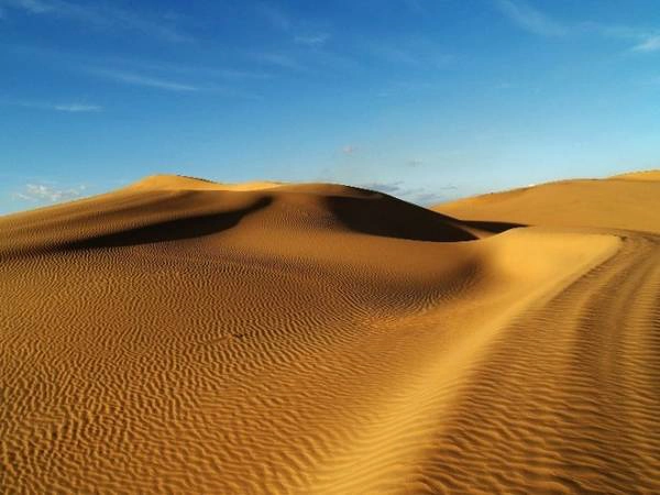 Sa mạc Tengger: Sa mạc Tengger rộng 42.700 km2 nằm ở Khu tự trị Nội Mông. Điều đặc biệt là ở sa mạc này là sở hữu hơn 400 hồ nước lớn nhỏ, tạo điều kiện sinh sống cho con người và muông thú. Ảnh: Chinatravel20.com Sa mạc Tengger: Sa mạc Tengger rộng 42.700 km2 nằm ở Khu tự trị Nội Mông. Điều đặc biệt là ở sa mạc này là sở hữu hơn 400 hồ nước lớn nhỏ, tạo điều kiện sinh sống cho con người và muông thú. Ảnh: Chinatravel20.com