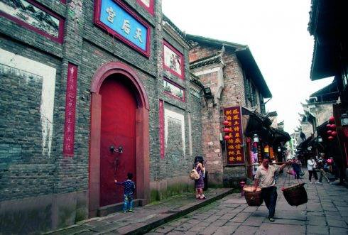 Người dân cổ trấn vẫn giữ tập tục gánh hàng trong những chiếc giỏ đan, bán dọc các con phố cổ như nhiều thế kỷ trước. Người dân cổ trấn vẫn giữ tập tục gánh hàng trong những chiếc giỏ đan, bán dọc các con phố cổ như nhiều thế kỷ trước.