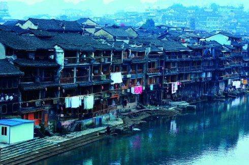 Khác với rất nhiều thành phố cổ khác, nơi hầu hết những ngôi nhà xưa biến thành các địa điểm du lịch, nhà hàng, cửa hàng lưu niệm, rất nhiều ngôi nhà tại Phượng Hoàng cổ trấn vẫn được tiếp tục sử dụng làm nhà ở của người dân. Dù trong nhà có nhiều phương tiện hiện đại, người dân ở đây vẫn không từ bỏ thói quen giặt giũ, tắm táp bên bờ sông như họ đã làm hàng trăm năm nay. Chính vì thế, Phượng Hoàng cổ trấn cho bạn một trải nghiệm văn hóa chân thật và độc đáo hiếm có. Khác với rất nhiều thành phố cổ khác, nơi hầu hết những ngôi nhà xưa biến thành các địa điểm du lịch, nhà hàng, cửa hàng lưu niệm, rất nhiều ngôi nhà tại Phượng Hoàng cổ trấn vẫn được tiếp tục sử dụng làm nhà ở của người dân. Dù trong nhà có nhiều phương tiện hiện đại, người dân ở đây vẫn không từ bỏ thói quen giặt giũ, tắm táp bên bờ sông như họ đã làm hàng trăm năm nay. Chính vì thế, Phượng Hoàng cổ trấn cho bạn một trải nghiệm văn hóa chân thật và độc đáo hiếm có.