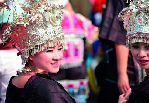 Nhan sắc và tinh thần mạnh mẽ của các cô gái miêu được so sánh với khí chất phượng hoàng, là niềm tự hào của cổ trấn. Nhan sắc và tinh thần mạnh mẽ của các cô gái miêu được so sánh với khí chất phượng hoàng, là niềm tự hào của cổ trấn.