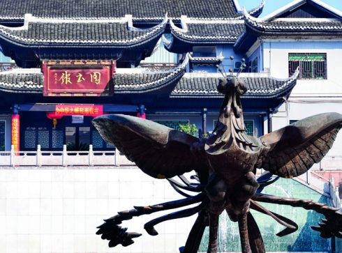 Điêu khắc phượng hoàng đã trở thành biểu tượng của trấn cổ, là địa điểm thu hút nhiều khách du lịch nhất nơi đây. Điêu khắc phượng hoàng đã trở thành biểu tượng của trấn cổ, là địa điểm thu hút nhiều khách du lịch nhất nơi đây.