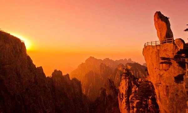 Ngày 2: Đi xe tới khu thắng cảnh Hoàng Sơn với nhiều địa điểm nổi tiếng như chùa Vân Cốc, Mộng Bút Sinh Hoa, đình Bài Vân... Sau khi ăn trưa tại đây, du khách ngồi xe xuống núi và tới suối nước nóng Zui. Ảnh: Baike