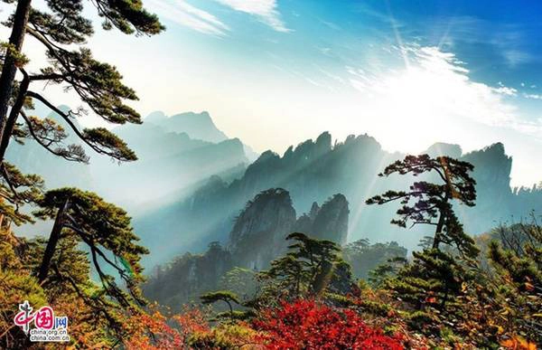 Ngoài cảnh quan thiên nhiên, Hoàng Sơn còn chứa đựng nội hàm văn hoá truyền thống Trung Hoa. Hoàng Sơn từ xưa tới nay luôn là nguồn cảm hứng bất tận cho hội họa và thơ ca. Đây là một trong những tuyến điểm du lịch hấp dẫn nhất Trung Quốc và là di sản văn hóa thế giới. Ảnh: Zhongguo Wang