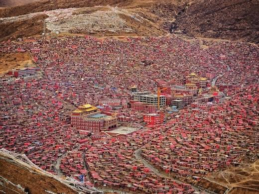 Vì ngôi làng này nằm ở độ cao hơn 4000m nên bạn sẽ nhận ra sự thay đổi về nhiệt độ, khí hậu khi càng lên cao. (Ảnh Internet)