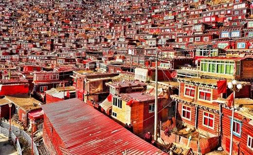 Larung Gar như một mê cung bí ẩn, dễ làm du khách bị lạc bởi những con hẻm nhỏ và đường hẹp nhưng nhờ vậy mà hành trình khám phá ngôi làng này càng thêm thú vị. (Ảnh Internet)