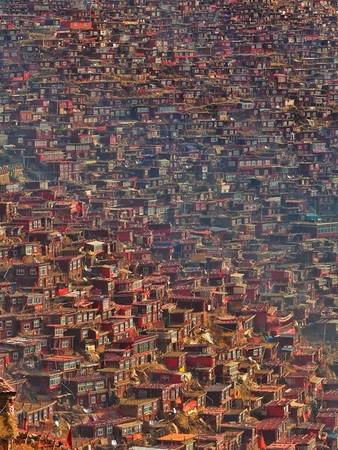   Một chút sương sớm làm cảnh vật Larung Gar thêm phần huyền ảo. (Ảnh Internet)
