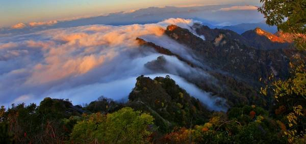 Đoạn đường dài 70 km từ chân núi đến đỉnh núi Võ Đang có 32 đền thờ Đạo Giáo, chủ yếu được xây dựng theo lối kiến trúc triều đại Nguyên, Minh, Thanh. 