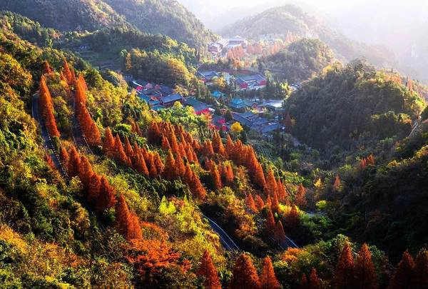 Trên núi Võ Đang còn có Cung điện Nanyan nằm ở một trong những khu vực đẹp nhất trên dãy núi.
