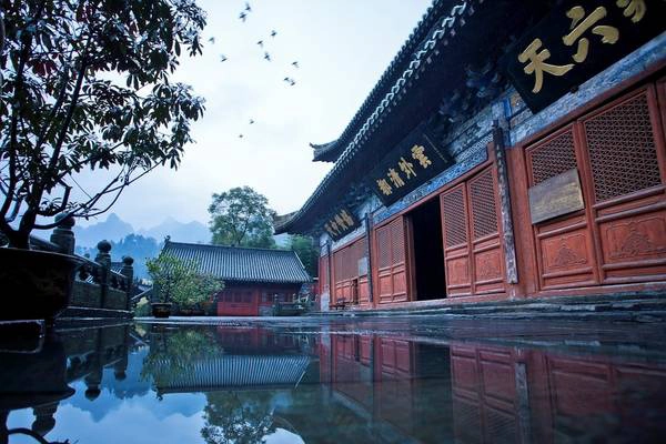 Ngoài ý nghĩa văn hóa sâu xa, núi Võ Đang còn hấp dẫn du khách bởi khung cảnh thiên nhiên nên thơ. Ai đặt chân tới đây cũng có cảm giác như lạc vào chốn bồng lai tiên cảnh. 8