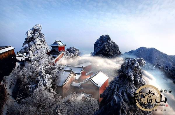 Võ Đang là một dãy núi nằm ở phía Nam thành phố Thập Yển, Tây Bắc của tỉnh Hồ Bắc. Đây là đất thánh của võ thuật Đạo giáo với phái Thái Cực quyền và Bát Quái chưởng của Trung Quốc.