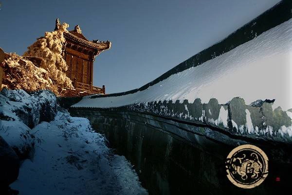 Phong cảnh nơi đây vốn hùng vĩ nên thơ, nay bao phủ bởi tuyết càng khiến Võ Đang trở nên lãng mạn, bí ẩn. 