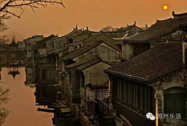 Đến với thị trấn cổ mùa này, ngắm nhìn khung cảnh thiên nhiên, du khách sẽ có cảm giác như mọi thứ đang vào đúng độ. Cảnh thu đang vào lúc hấp dẫn nhất, thời tiết cũng dễ chịu và du khách có mặt ở đây cũng thật đúng lúc. Ảnh: Suzhou le huo.