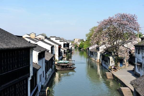 Nước hồ trong veo in bóng trời thu xanh thăm thẳm, thi thoảng lại đón nhận những chiếc lá vàng chầm chậm rơi xuống từ hàng cây quanh hồ... là cả một bức tranh thiên nhiên tuyệt sắc. Ảnh: Photosohu