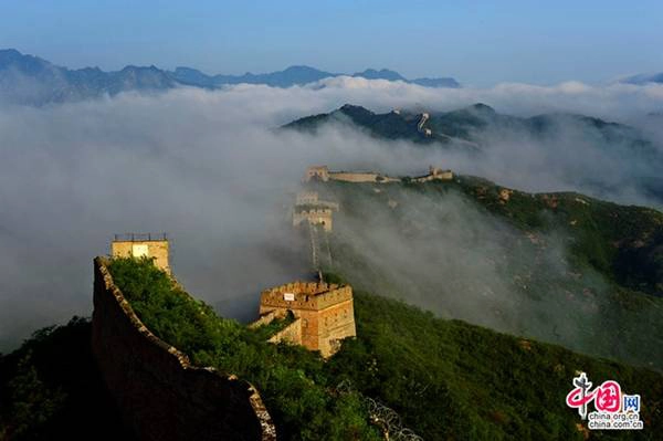 Khung cảnh Trường Thành Kim Sơn Lĩnh vô cùng hùng vĩ, giống như một con trăn khổng lồ uốn lượn quanh núi, nay còn được bảo tồn tương đối nguyên vẹn. Khung cảnh Trường Thành Kim Sơn Lĩnh vô cùng hùng vĩ, giống như một con trăn khổng lồ uốn lượn quanh núi, nay còn được bảo tồn tương đối nguyên vẹn.