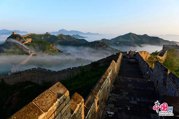 Tại đây, du khách có thể nhìn thấy những viên gạch tường có khắc văn tự, qua đó có thể biết niên đại xây dựng của Trường Thành. Tại đây, du khách có thể nhìn thấy những viên gạch tường có khắc văn tự, qua đó có thể biết niên đại xây dựng của Trường Thành.