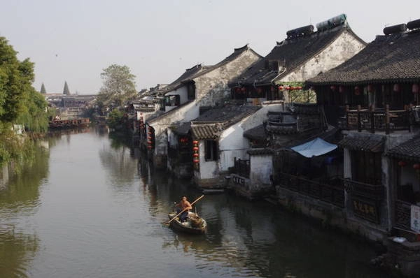 Ngồi thuyền dạo Tây Đường là một cái thú - Ảnh: Trùng Dương Ngồi thuyền dạo Tây Đường là một cái thú - Ảnh: Trùng Dương