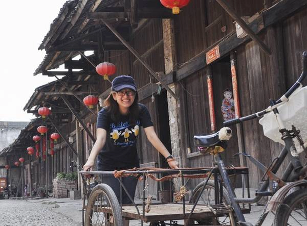 Lồng đèn đỏ luôn được treo trong các gian nhà tại cổ trấn Lồng đèn đỏ luôn được treo trong các gian nhà tại cổ trấn