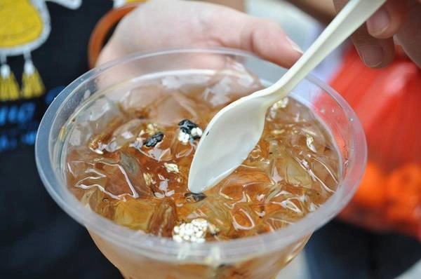 Món thạch mè tráng miệng được bày bán trong thành Món thạch mè tráng miệng được bày bán trong thành