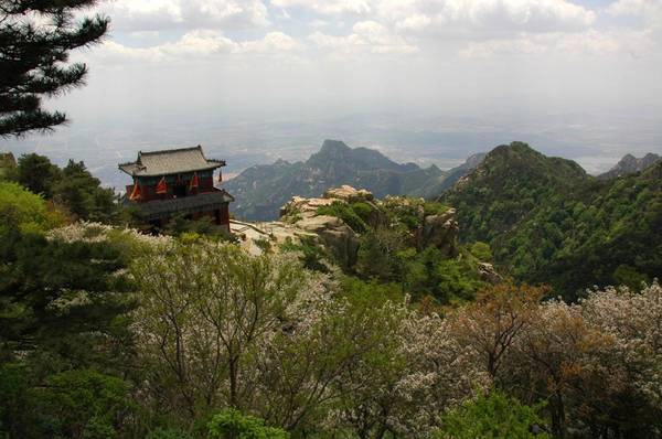 Thái Sơn có đỉnh Ngọc Hoàng cao 1.545m so với mặt nước biển, thế núi hiểm trở, có nhiều đền chùa miếu mạo linh thiêng. Ảnh: Chinatravelca. Thái Sơn có đỉnh Ngọc Hoàng cao 1.545m so với mặt nước biển, thế núi hiểm trở, có nhiều đền chùa miếu mạo linh thiêng. Ảnh: Chinatravelca.