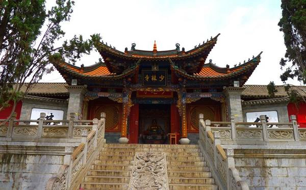 Bản doanh phái Thiếu Lâm: Cũng thuộc khu vực Tung Sơn, môn phái này tập trung ở Thiếu Lâm Tự trên đỉnh Thiếu Thất. Ảnh: Shaolin-huwei. Bản doanh phái Thiếu Lâm: Cũng thuộc khu vực Tung Sơn, môn phái này tập trung ở Thiếu Lâm Tự trên đỉnh Thiếu Thất. Ảnh: Shaolin-huwei.