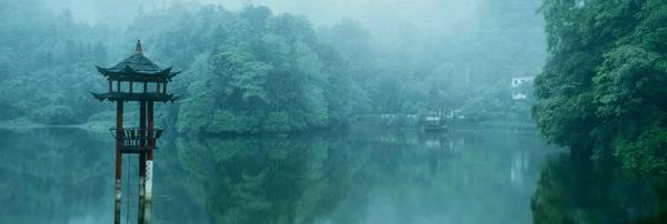 Đây đúng là nơi sơn thủy hữu tình, với những ngôi đền cổ kính trong làn sương mỏng, giữa không gian rừng núi xanh tươi. Núi Thanh Thành cùng công trình thủy lợi Đô Giang Yển đã được UNESCO công nhận là Di sản thế giới. Ảnh: Iflying. Đây đúng là nơi sơn thủy hữu tình, với những ngôi đền cổ kính trong làn sương mỏng, giữa không gian rừng núi xanh tươi. Núi Thanh Thành cùng công trình thủy lợi Đô Giang Yển đã được UNESCO công nhận là Di sản thế giới. Ảnh: Iflying.