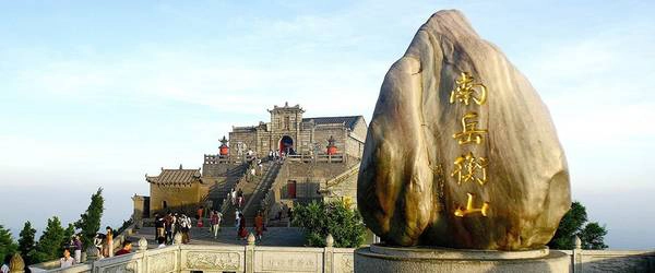 Núi Hành Sơn có 72 đỉnh, với khoảng 200 công trình Đạo giáo và Phật giáo. Trong đó, nổi tiếng nhất là đền Nam Việt với diện tích hơn 100.000 m2. Ảnh: 3us. Núi Hành Sơn có 72 đỉnh, với khoảng 200 công trình Đạo giáo và Phật giáo. Trong đó, nổi tiếng nhất là đền Nam Việt với diện tích hơn 100.000 m2. Ảnh: 3us.
