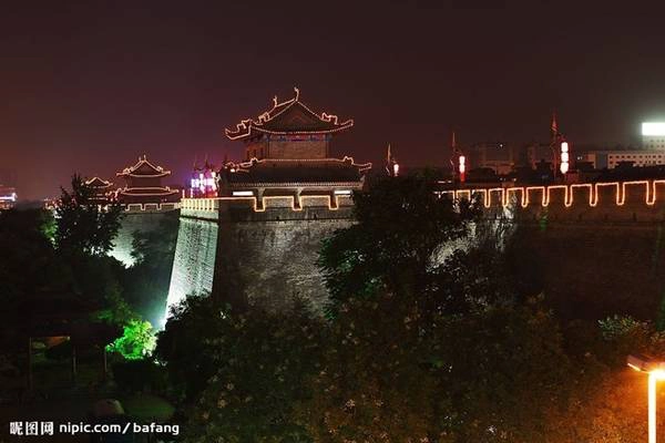 Tường thành cổ Tây An được Chu Nguyên Chương, vị vua đầu tiên của nhà Minh xây dựng, đến nay đã có lịch sử hơn 600 năm. Tường thành cao 12 mét, chân tường dày 18 mét, trên bề mặt rộng 12-14 mét, chu vi 13,74 km với một hào sâu bao quanh. Cứ 120 mét lại có 1 tháp canh, tổng cộng gồm 98 cái. Ảnh: Nipic