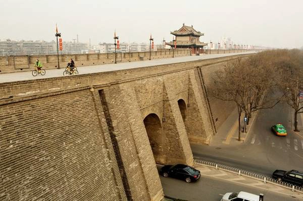 Phía ngoài của tường thành có 5 948 lỗ châu mai để binh lính quan sát bắn tên, mặt bên trong có lan can. Vật liệu xây dựng tường thành cũng rất đặc biệt. Ban đầu các bức tường được xây dựng bằng đất, vôi và chiết xuất gạo nếp trộn với nhau. Sau đó, bức tường được xây hoàn toàn bằng gạch. Ảnh: New York Times.