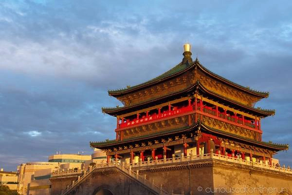 Ngày nay, tường thành chủ yếu mở cửa cho du khách tham quan bằng cách đi bộ hoặc đi xe đạp theo chu vi thành. Đến với Tây An, du khách có thể lựa chọn phương tiện xe đạp để ngắm cảnh tường thành cổ và cảnh quan của toàn thành phố. Ảnh: Curiouscatontherun.