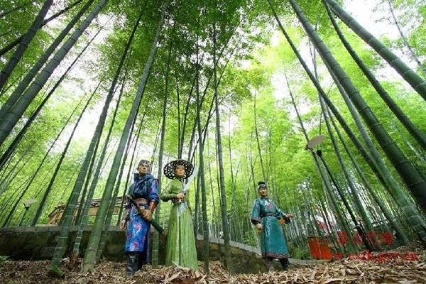 Để đáp ứng nhu cầu thưỡng lãm của du khách, khu du lịch còn thiết kế lại nhiều cảnh quay trong phim và quy hoạch thành một khu tham quan riêng có tên “Thập Diện Mai Phục”. Ảnh: Cszh.