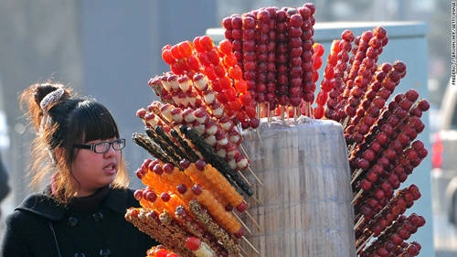 Kẹo hồ lô Đây là một món ăn vặt mang tính biểu tượng ở phía bắc Trung Quốc, đặc biệt là Bắc Kinh. Thành phần chính của món kẹo này là những trái táo bọc đường và rất dễ chảy tan dưới nắng.