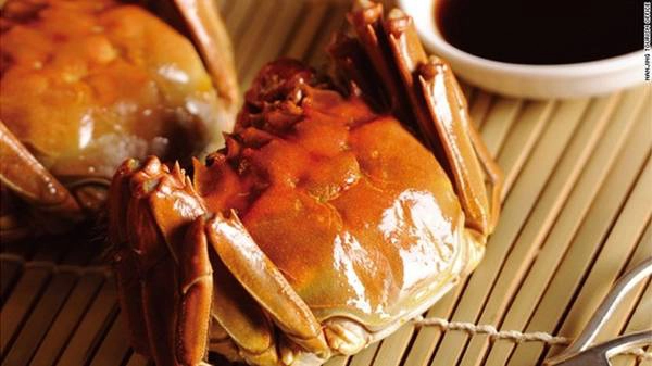 Cua lông: Từ giữa tháng 9 tới giữa tháng 10, các nhà hàng ở Nam Kinh phục vụ món hải sản thơm ngon này. Tuy nhiên, nơi thưởng thức thịt cua ngọt bùi này là ở hạt Gaochun. Cua lông: Từ giữa tháng 9 tới giữa tháng 10, các nhà hàng ở Nam Kinh phục vụ món hải sản thơm ngon này. Tuy nhiên, nơi thưởng thức thịt cua ngọt bùi này là ở hạt Gaochun.
