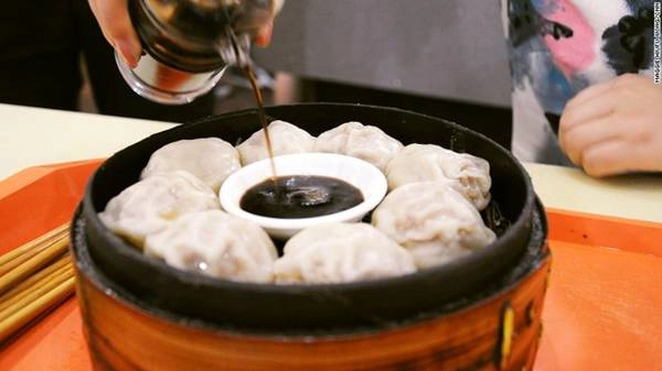 Tangbao: Tangbao là một loại bánh bao hấp có nhân từ thịt lợn và nước dùng gà, bọc trong lớp vỏ mỏng như giấy. Tangbao: Tangbao là một loại bánh bao hấp có nhân từ thịt lợn và nước dùng gà, bọc trong lớp vỏ mỏng như giấy.