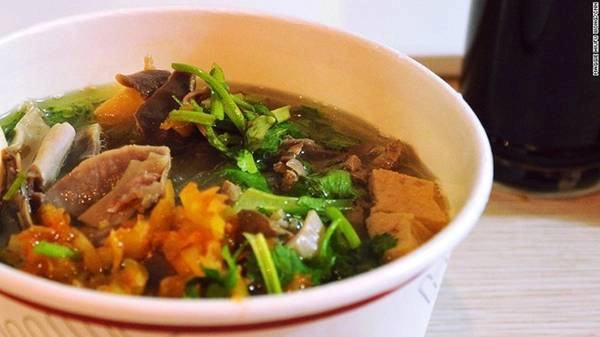 Súp tiết vịt: Nguyên liệu chính của món ăn này là tiết và lòng mề vịt. Súp tiết vịt có giá khá rẻ, thường được nấu với miến. Súp tiết vịt: Nguyên liệu chính của món ăn này là tiết và lòng mề vịt. Súp tiết vịt có giá khá rẻ, thường được nấu với miến.