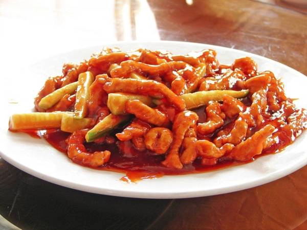 Thịt lợn chua ngọt làm đúng cách sẽ có lớp ngoài giòn và phần bên trong mềm. Thịt được trộn với một loại nước sốt chua ngọt, tạo vị ngon hấp dẫn.