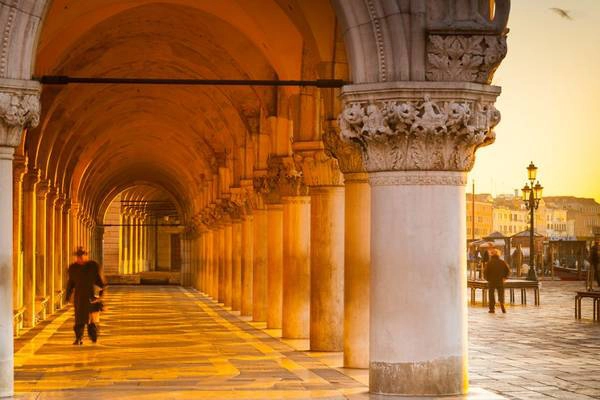 Venice có nhiều công trình kiến trúc cổ tuyệt đẹp. Venice có nhiều công trình kiến trúc cổ tuyệt đẹp.