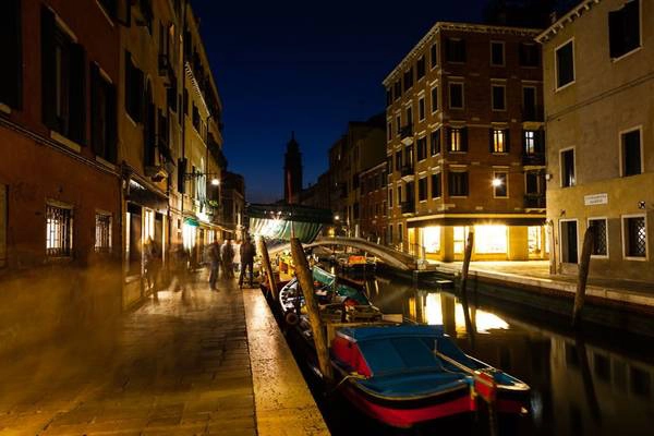 Bạn nên dành thời gian tới đây sớm, bởi các nhà khoa học dự đoán Venice sẽ biến mất khi mực nước biển dâng, thành phố nhiệm màu này sẽ chỉ còn là một giấc mơ xa xôi trong quá khứ. Bạn nên dành thời gian tới đây sớm, bởi các nhà khoa học dự đoán Venice sẽ biến mất khi mực nước biển dâng, thành phố nhiệm màu này sẽ chỉ còn là một giấc mơ xa xôi trong quá khứ.
