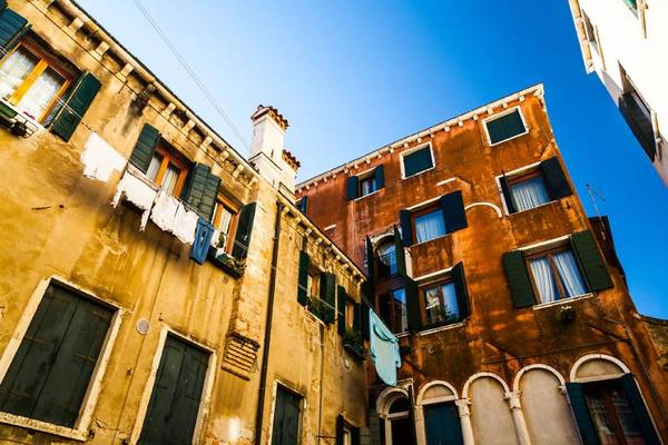 Venice có vẻ xưa cũ thâm trầm, mỗi góc, mỗi tòa nhà đều chất chứa những câu chuyện từ hàng trăm năm trước. Venice có vẻ xưa cũ thâm trầm, mỗi góc, mỗi tòa nhà đều chất chứa những câu chuyện từ hàng trăm năm trước.