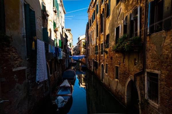 Những con kênh là lối đi lại chính ở Venice. Những con kênh là lối đi lại chính ở Venice.